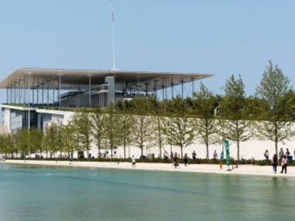 El Centro de la Fundación Stavros Niarchos, sede de la Biblioteca y la Ópera griegas diseñada por Renzo Piano, se erige en símbolo del deseo de resurgir de Atenas
