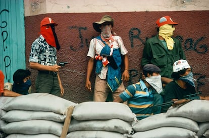 Muchachos esperan el ataque de la Guardia Nacional en Matagalpa, Nicaragua (1978).