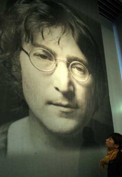 Una japonesa deja flores a John Lennon en el 25º aniversario de su muerte.
