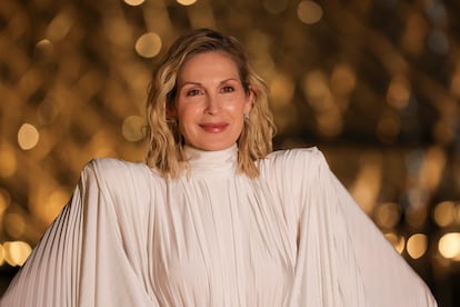 La actriz estadounidense Kelly Rutherford, quien para muchos siempre será la Lily Van der Woodsen de 'Gossip Girl', consiguió acaparar toda la atención a las puertas del conocido museo. Apostó por lucir un diseño blanco de la última colección de Vetements, largo hasta el suelo y con hombreras exageradas.