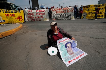 Familiares de los desaparecidos y estudiantes de la Normal de Ayotzinapa se manifiestan frente al Campo Militar 1, este jueves.