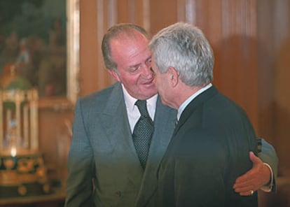 El Rey saluda a Pasqual Maragall, ayer en el palacio de la Zarzuela.