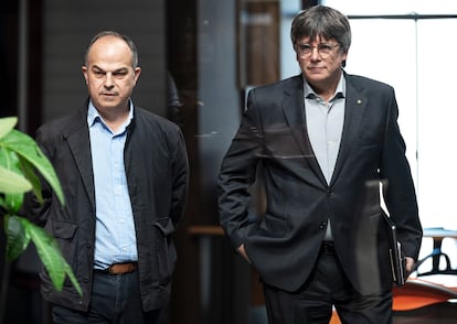 El expresident de la Generalitat, Carles Puigdemont, acompañado por el secretario general de Junts, Jordi Turull, en una foto de archivo en Perpiñán. EFE/David Borrat.