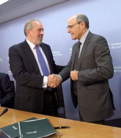Los consejeros de Sanidad de La Rioja, José Ignacio Nieto (i), y País Vasco, Rafael Bengoa (d), se saludan tras la firma del acuerdo.