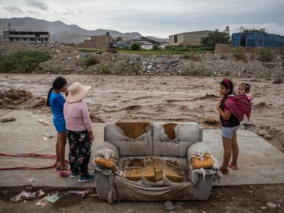 Muebles desvencijados, viviendas puestas al borde del río Chillón, niños criados casi a la intemperie. Las lluvias inesperadamente fuertes en Lima han golpeado esperanzas.