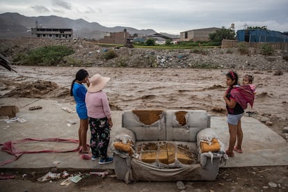 Muebles desvencijados, viviendas puestas al borde del río Chillón, niños criados casi a la intemperie. Las lluvias inesperadamente fuertes en Lima han golpeado esperanzas.