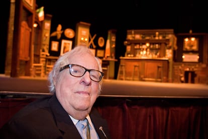 Ray Bradbury retratado frente al set de su comedia irlandesa 'Falling Upward', en 2009.