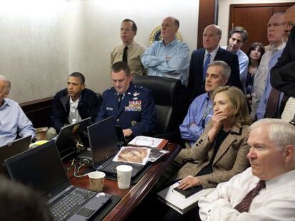 Foto del momento en que  Obama, junto a l&iacute;deres militares y miembros de su Gobierno, es informado de la muerte de Bin Laden.