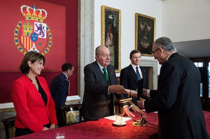 Don Juan Carlos entrega al historiador Miguel Ángel Ladero el Premio Órdenes Españolas 2019, premio internacional de investigación histórica, en presencia de la ministra de Justicia en funciones, Dolores Delgado, en el Real Monasterio de San Lorenzo de El Escorial, 17 de mayo de 2019.