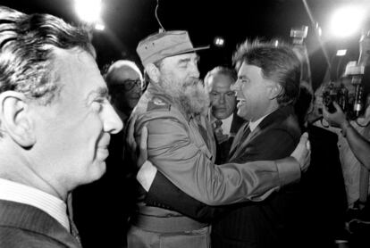 El presidente del Gobierno español, Felipe González, es recibido por Fidel Castro a su llegada a Cuba el 11 de noviembre de 1986.
