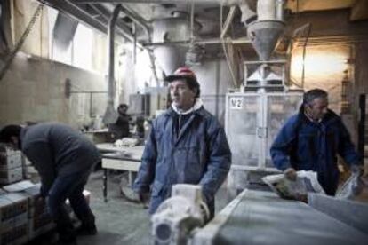 Trabajadores de una planta de materiales de construcción griega. EFE/Archivo