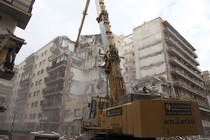 Derribo de un edificio de 84 viviendas dañado por el terremoto.