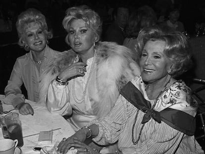 Zsa Zsa Gabor (centre), amb la seva germana Eva i la seva mare, Jolie.