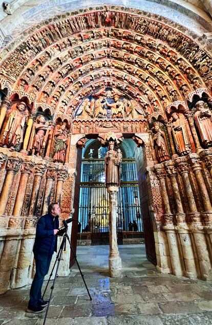 El autor del blog delante de la portada de la Majestad de la colegiata de Toro, en Zamora.