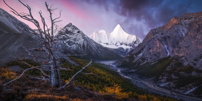 'Mountain of Divinity'. A 600 metros sobre el nivel del mar, en el Tíbet, se alza este magnífico pico sin caminos oficiales y al que su fotógrafo, Kelvin Yuen, llegó tras un día caminando. La panorámica muestra un escenario poco contaminado por manos humanas, puesto que es muy difícil acceder.