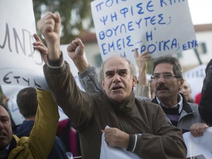 Manifestantes chipriotas ante el ministerio de Finanzas en Nicosia. 