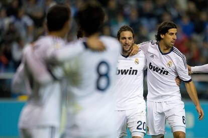 Los jugadores del Madrid felicitan a Higuaín en Riazor.