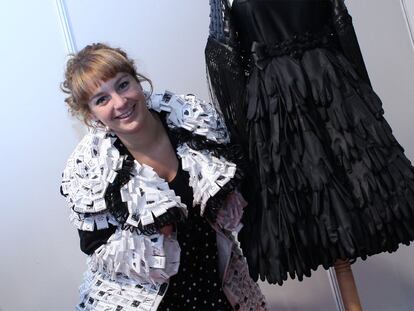 La diseñadora Edurne Ibáñez posa con un abrigo confeccionado con etiquetas de ropa.