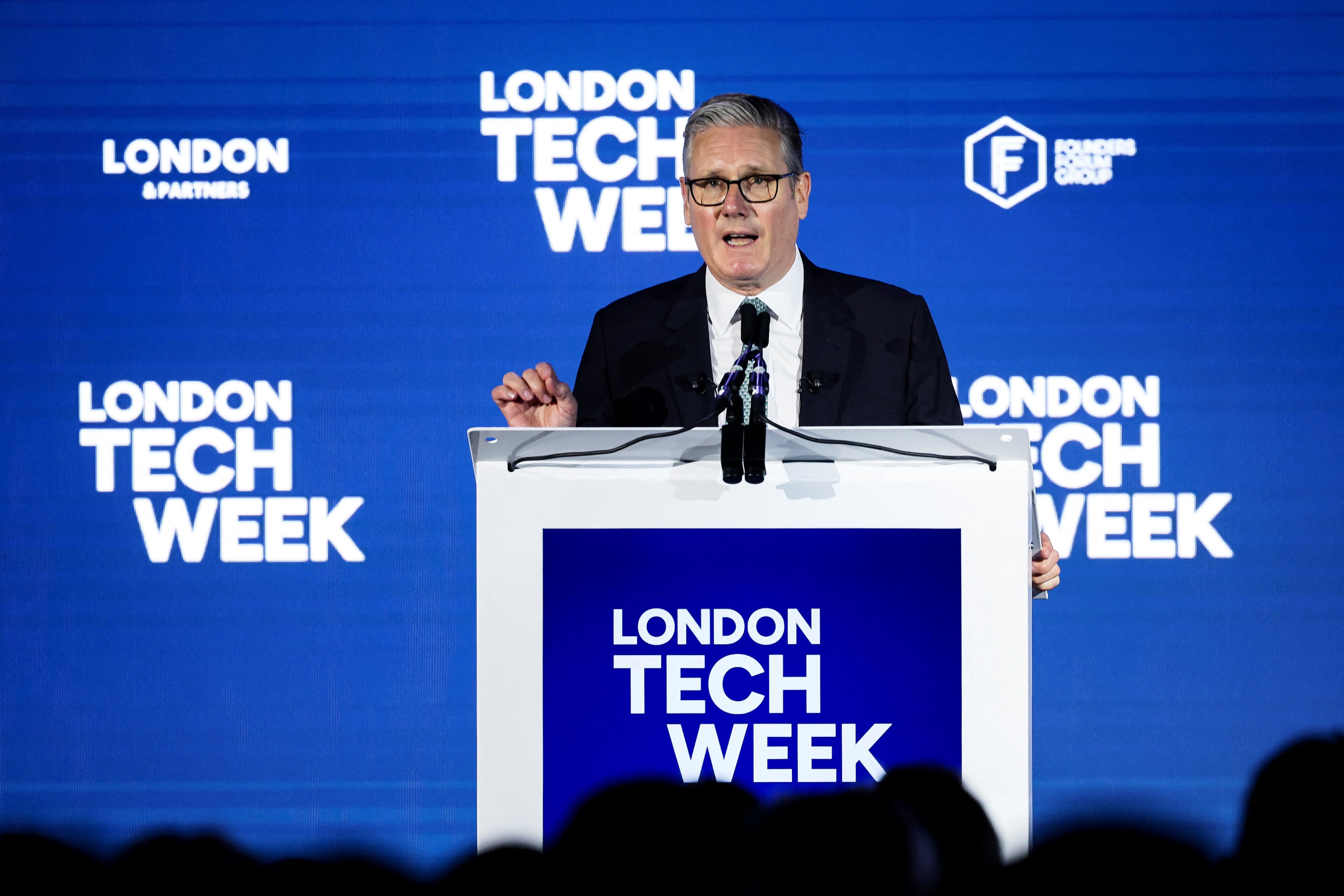 Starmer lanza un ultimátum a las tecnológicas para bloquear 