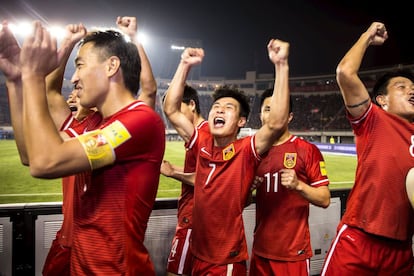 Varios jugadores de la selección china de fútbol celebran la clasificación.