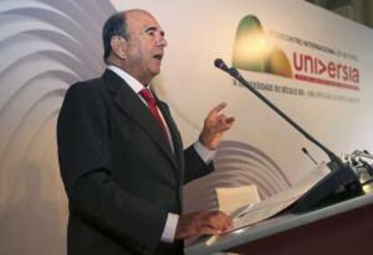 El presidente del Banco Santander y de Universia, Emilio Botín, durante la rueda de prensa que ha ofrecidoen el Palacio de la Ciudad de Río de Janeiro.