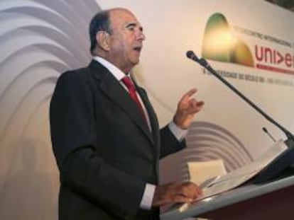 El presidente del Banco Santander y de Universia, Emilio Botín, durante la rueda de prensa que ha ofrecidoen el Palacio de la Ciudad de Río de Janeiro.