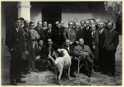 Encuentro de intelectuales antifranquistas en Toledo en 1965. Ventura, arriba, en el centro, con gafas oscuras, entre Dionisio Ridruejo y José Antonio Maravall. También aparecen Ernest Lluch, José Luis Aranguren, Tierno Galván, J. Raventós, M. Serrahima, R. Tasis, J. Carbonell, M. Manent, J. Benet i J. M. Castellet. (Colección Jordi Amat)