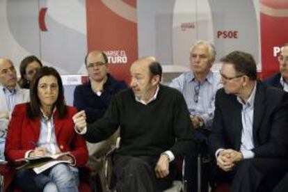 Fotografía facilitada por el PSOE de su secretario general, Alfredo Pérez Rubalcaba (c), junto a los portavoces de los grupos parlamentarios del PSOE en el Congreso, Soraya Rodríguez (i), y en el Senado, Marcelino Iglesias (d), durante una reunión de trabajo sobre el Plan de Reactivación Económica que ha presentado su partido para salir de la crisis y favorecer la creación de empleo, hoy en la Escuela Jaime Vera de Galapagar.