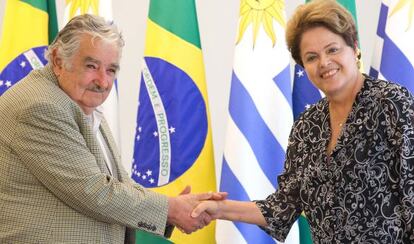 Mujica cumprimenta Dilma no Pal&aacute;cio do Planalto nesta sexta-feira.