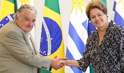 Mujica cumprimenta Dilma no Pal&aacute;cio do Planalto nesta sexta-feira.