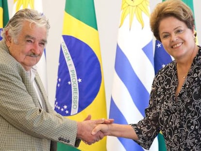 Mujica cumprimenta Dilma no Pal&aacute;cio do Planalto nesta sexta-feira.