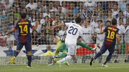 Higuaín marca el primer gol del Madrid.