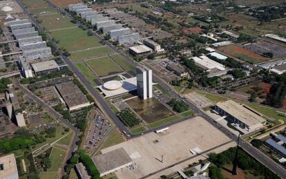 Esplanada dos Minist&eacute;rios e Pra&ccedil;a dos Tr&ecirc;s Poderes.