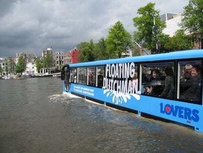 El Floating Dutchman es un autobús anfibio que primero realiza una ruta sobre el asfalto de las calles de Ámsterdam, y después se mete, literalmente, por los canales.