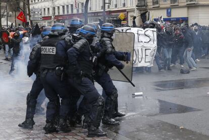 Manifestantes se enfrentan el jueves a la policía antidisturbios durante una protesta en París.