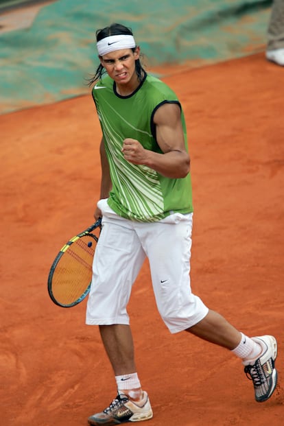 Rafael Nadal en la pista de Roland Garros en mayo de 2005.