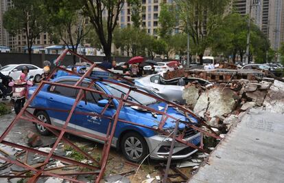En toda la provincia de Zhejiang, 200 casas se derrumbaron y cerca de tres millones de hogares se quedaron sin suministro eléctrico. En la imagen, automóviles afectados tras el paso del tifón en Wenling, el 10 de agosto.