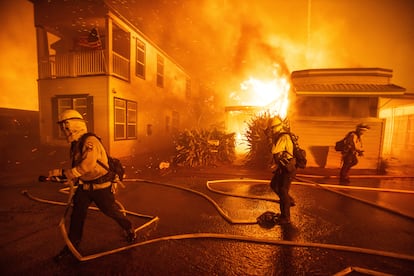 Los bomberos luchan contra el incendio en el barrio de Pacific Palisades de Los ?ngeles (California), el 8 de enero.