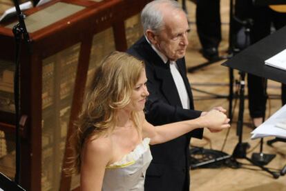 El director Pierre Boulez y la soprano Barbara Hannigan saludan al público al final de su concierto en Lucerna el pasado jueves.