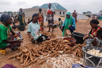 Mujeres preparando yuca en Abuja.