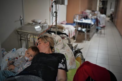 Elena junto a su hijo David, que ha sido operado en Kiev, mientras sus otros tres hijos se han quedado en la ciudad de Járkov, donde se protegen de los ataques en un refugio junto a la abuela.