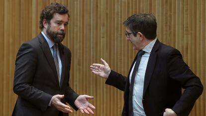 Iván Espinosa de los Monteros conversa con Patxi López el pasado jueves antes de la reunión de la Comisión para la Reconstrucción Social y Económica del Congreso de los Diputados.