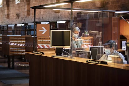 Treballadors a la Biblioteca de Catalunya divendres passat.