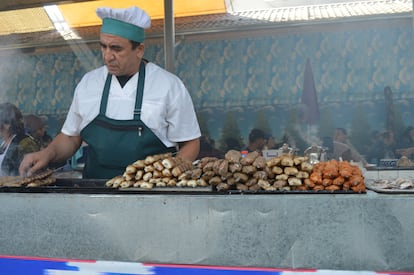 Puesto de 'shashliks' en el mercado Chorsu, de Tashkent, capital de Uzbekistán.