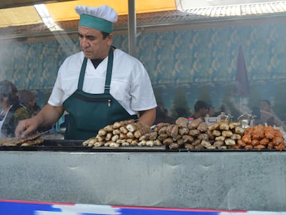 Puesto de 'shashliks' en el mercado Chorsu, de Tashkent, capital de Uzbekistán.