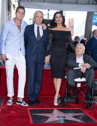 Cameron Douglas, Michael Douglas, Catherine Zeta-Jones y Kirk Douglas en el Paseo de la Fama de Hollywood, el 6 de noviembre de 2018.