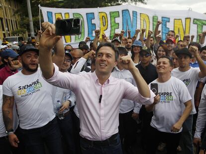 Daniel Quintero con una pancarta del partido durante una protesta en Medellín (Colombia), en febrero de 2023.