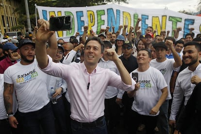 En las calles de Medellín, el alcalde Daniel Quintero participa en la manifestación.