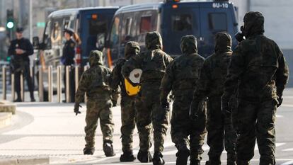 Efectivos de la Unidad Militar de Emergencias durante la desinfección de la estación del Norte de San Sebastián.