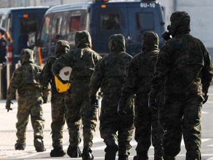 Efectivos de la Unidad Militar de Emergencias durante la desinfección de la estación del Norte de San Sebastián.